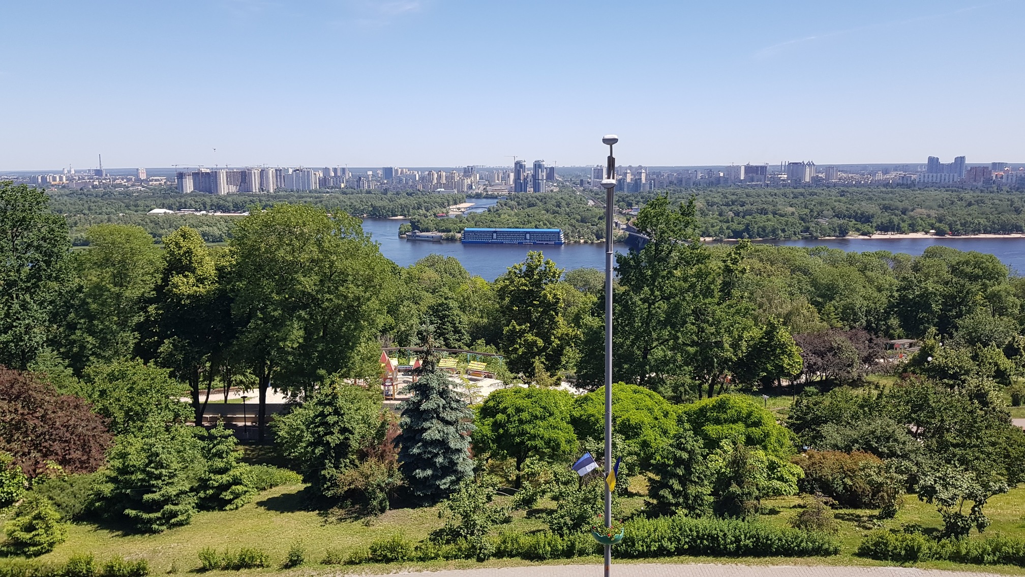 
                                        Координаты: ≈ <a href='https://maps.google.com/maps?ll=50.440833, 30.552778&q=50.440833, 30.552778&spn=0.5,0.5&t=h&hl=ua' target='_blank'>50.440833, 30.552778</a>.
                                        
                                        Дата: 27.05.2018 11:55
                                    